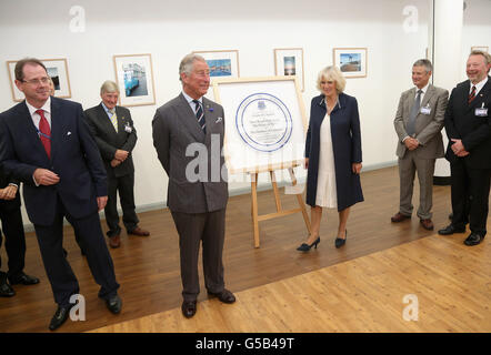 Le prince de Galles et la duchesse de Cornouailles dévoilent une plaque lors d'une visite à l'école secondaire de Grainville à St Helier, dans le cadre d'une visite du Jubilé de diamant aux îles Anglo-Normandes, par Charles et la Camilla. Banque D'Images