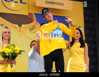 Bradley Wiggins de Sky Pro Cycling en Grande-Bretagne met sur le maillot jaune après avoir remporté la phase 19 entre Bonneval et Chartres, France. Banque D'Images