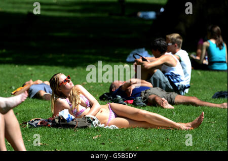 Les baigneurs de soleil à St James Park, Londres, alors que les températures sont sur le point d'augmenter cette semaine. Banque D'Images