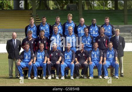 England One-Day International Squad, L-R: Back Row, Nick Knight, Ashley Giles, Marcus Trescothick. Alan Mullally, Craig White, Mark Alleyne, Robert Croft. Deuxième rangée : Malcolm Ashton, Scorer, Dean Conway, physiothérapeute, Martyn Moxon, entraîneur adjoint, Andrew Caddick, Andrew Flintock, Michael Vaughan, Nigel Stockhill, physiologiste, Mark Hodgson, directeur des relations avec les médias. Première rangée : Graeme Hick, Alec Stewart, Duncan Fletcher, entraîneur, Graham Thorpe, capitaine, Phil Neale, directeur des opérations, Darren Gough et Mark Ealham au stade de Premadasa, Colombo, Sri Lanka Banque D'Images