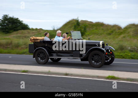 En route vers le parc Victoria de Southport, Merseyside, Royaume-Uni. Transport de véhicule Woodvale classiques du Festival. Banque D'Images