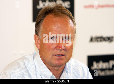 Football - Championnat de npower football League - Nottingham Forest Press Conference - The City Ground.Sean O'Driscoll, directeur de New Nottingham Forest, est dévoilé aux médias lors de la conférence de presse à la City Ground, Nottingham. Banque D'Images