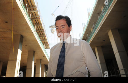 Le chancelier de l’Échiquier George Osborne, lors d’une visite au chantier de construction du Crick Institute à Londres, peu avant la publication des chiffres du PIB du deuxième trimestre. Banque D'Images