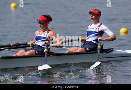 La grande-Bretagne double crâne léger (de gauche à droite) de Sophie Hosking et de Katherine Copeland pendant la séance d'entraînement à Eton Dorney Rowing Lake, Buckinghamshire. Banque D'Images