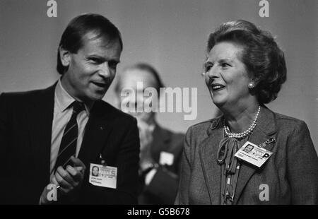 Le Premier ministre Margaret Thatcher et Jeffrey Archer, vice-président du Parti conservateur à la conférence du parti de 1986 à Bournemouth. * 7/10/86 du Premier ministre Margaret Thatcher avec Jeffrey Archer, vice-président du Parti conservateur à la conférence du parti de 1986 à Bournemouth. Banque D'Images