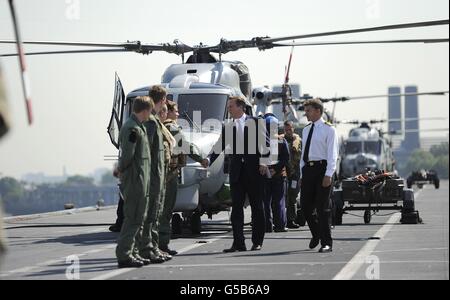 Cameron répond aux membres de l'équipage du HMS Ocean Banque D'Images