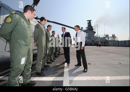 Cameron répond aux membres de l'équipage du HMS Ocean Banque D'Images