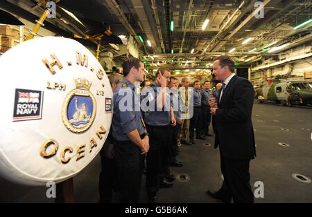 Cameron répond aux membres de l'équipage du HMS Ocean Banque D'Images