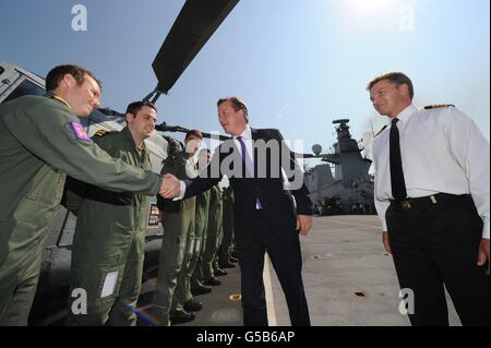 Cameron répond aux membres de l'équipage du HMS Ocean Banque D'Images