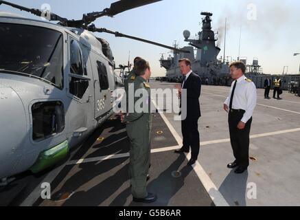 Cameron répond aux membres de l'équipage du HMS Ocean Banque D'Images