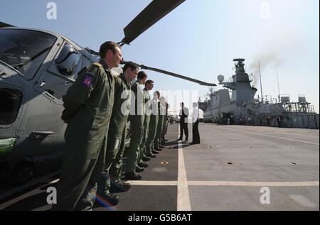 Le Premier ministre David Cameron rencontre l'équipage de conduite lors d'une visite au HMS Ocean sur la Tamise pour rendre hommage au navire et à l'implication de son équipage dans la sécurité olympique. Banque D'Images