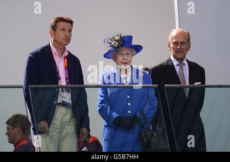 (Gauche - droite) le Président du LOCOG Lord Sebastian COE, La reine Elizabeth II et le duc d'Édimbourg regardent la séance matinale de natation au centre aquatique de Londres le premier jour des Jeux Olympiques de Londres en 2012. Au centre aquatique de Londres le premier jour des Jeux Olympiques de Londres en 2012. Banque D'Images