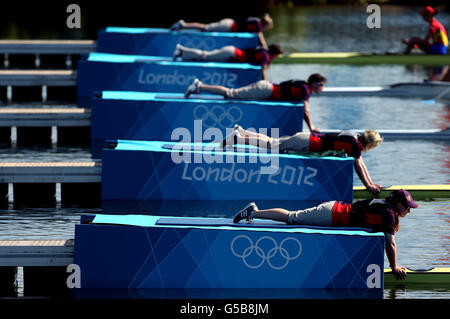 Jeux Olympiques de Londres - jour 1.Les démarreurs préparent des bateaux aux portes de départ pendant les chaleurs à Eton Dorney, Londres, le premier jour des Jeux Olympiques de Londres 2012. Banque D'Images