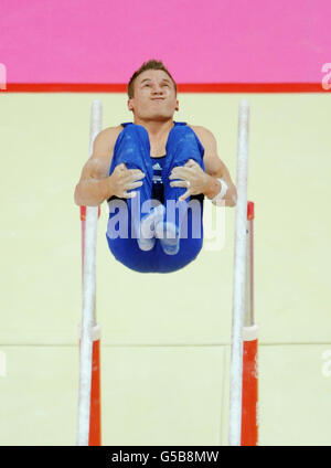 Jonathon Horton aux États-Unis rivalise avec les bars parallèles lors de la qualification de l'équipe de gymnastique artistique à la North Greenwich Arena, Londres, le premier jour des Jeux olympiques de Londres 2012. Banque D'Images