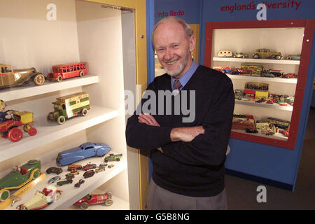 Ian Cummins, collectionneur australien, et une petite partie de sa vaste collection de voitures-jouets qui constituent la part du lion de Motoring Thru Childhood, une exposition au National Motor Museum à Beaulieu, dans la Nouvelle forêt.* plus de 2000 modèles et voitures à pédales sont exposés jusqu'au mois d'octobre, lorsque M. Cummins vendra de nombreux objets précieux à Christie's. Banque D'Images