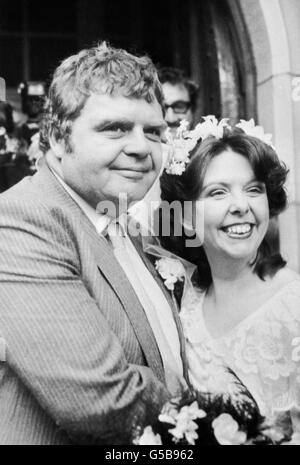 La scène que les téléspectateurs de la longue série télévisée 'Coronation Street' verront de Geoffrey Hughes (le "streets" de poussière et Veronica Doran (qui joue le fleuriste Marion Willis) lors de leur mariage TV à l'église Sainte Trinité, Prestolee, près de Bolton. Banque D'Images