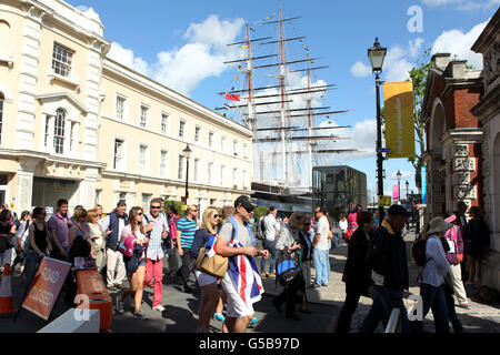 Jeux Olympiques de Londres - jour 3.Certains des 50,000 spectateurs passent par Greenwich, Londres, en route vers le Royal Naval College for the Equestrian. Banque D'Images