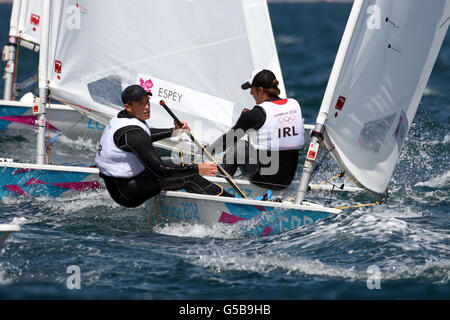 Paul Goodison (à gauche) en Grande-Bretagne et James Espey en Irlande en action dans le laser masculin, course 2 en naviguant sur les eaux au large de Weymouth et Portland, le troisième jour des Jeux Olympiques de Londres 2012. Banque D'Images