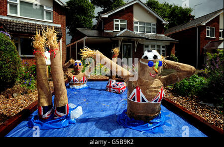 Exposition de Scarecrow intitulée Unsyncronised au Heather Scarecrow Festival, Heather, Leicestershire. Banque D'Images