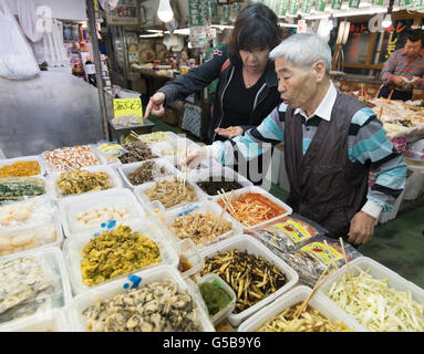 Pickles pour vente à Makishi Public Market, de la ville de Naha, Okinawa, Japon Banque D'Images