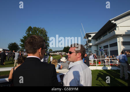 Courses hippiques - Epsom Live!Rat Pack Vegas spectaculaire - Epsom Downs.Les Racegoers regardent les chevaux dans l'anneau de parade à Epsom Downs Banque D'Images