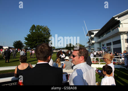 Courses hippiques - Epsom Live!Rat Pack Vegas spectaculaire - Epsom Downs.Les Racegoers regardent les chevaux dans l'anneau de parade à Epsom Downs Banque D'Images
