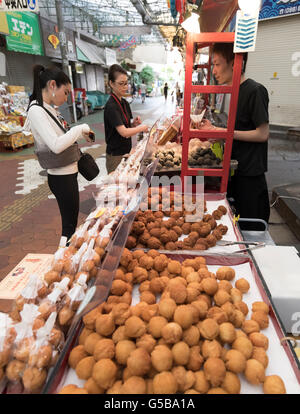 ( Satandagi ) beignets Okinawan à vendre à Makishi Public Market, de la ville de Naha, Okinawa, Japon Banque D'Images