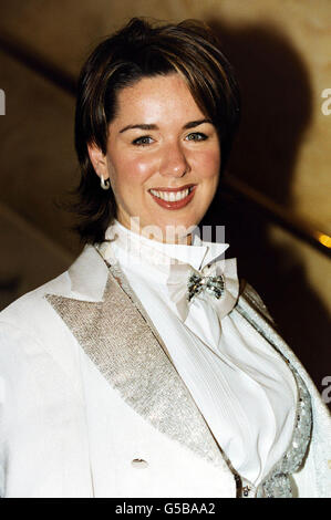 Claire Sweeney, actrice et coureuse de la célébrité de Brookside, habillée dans son costume de chœur à un photocall faisant la promotion d'une nuit de 100 étoiles, un hommage aux chansons et à la musique de Marvin Hamlisch, au Palladium de Londres. Banque D'Images