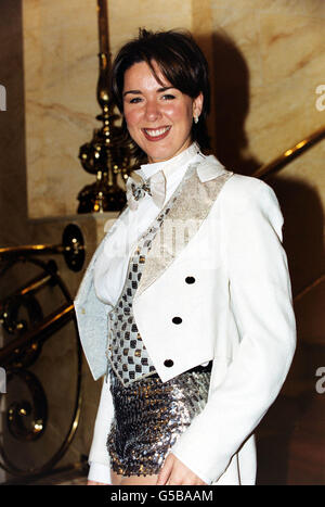 Claire Sweeney, actrice et coureuse de la célébrité de Brookside, habillée dans son costume de chœur à un photocall faisant la promotion d'une nuit de 100 étoiles, un hommage aux chansons et à la musique de Marvin Hamlisch, au Palladium de Londres. Banque D'Images