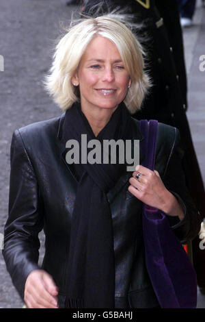 Ulrika Jonsson, présentateur de télévision, arrive pour les Mirror's Pride of Britain Awards au London Hilton Hotel à Park Lane, dans le centre de Londres. L'événement est de rendre hommage aux héros britanniques pour leur courage, leur compassion ou leurs réalisations personnelles exceptionnelles. *...19/04/02 la beauté de la télévision Ulrika Jonsson et l'entraîneur de football d'Angleterre Sven Goran Eriksson qui ont formé une amitié, selon des rapports dans le Daily Mirror de vendredi. L'agent Melanie Cantor a déclaré que ni elle ni Jonsson ne commenteraient et que Paul Newman, responsable des communications de l'Association du football, ne se contenterait de dire : « c'est une affaire entièrement privée. » Banque D'Images