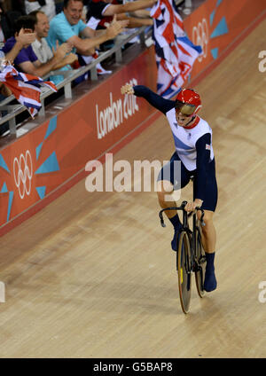 Chris Hoy, en Grande-Bretagne, célèbre la médaille d'or du sprint de l'équipe masculine au cours du sixième jour des Jeux Olympiques au vélodrome de Londres. Banque D'Images