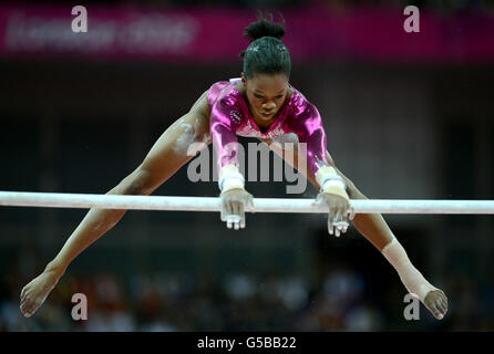 Gabrielle Douglas, aux États-Unis, rivalise avec les bars inégaux lors de la finale de la gymnastique artistique féminine à la North Greenwich Arena de Londres. Banque D'Images