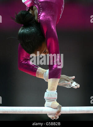 Gabrielle Douglas, aux États-Unis, rivalise avec les bars inégaux lors de la finale de la gymnastique artistique féminine à la North Greenwich Arena de Londres. Banque D'Images