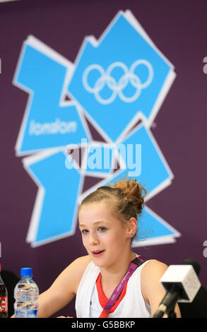 Olympiades - Londres 2012 - Conférence de presse de gymnastique Team GB.Rebecca Tunney, la plus jeune membre de l'équipe GB, âgée de 15 ans, lors de la conférence de presse au centre principal de presse du Parc olympique de Londres. Banque D'Images