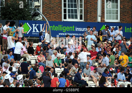 Cricket - série de tests Investec 2012 - Premier test - Angleterre / Afrique du Sud - troisième jour - le Kia Oval.Les fans créent un serpent à bière à partir de verres en plastique vides dans les supports Banque D'Images