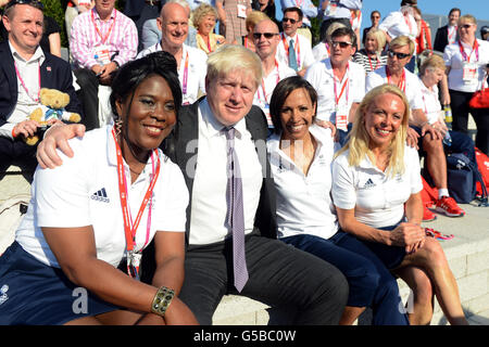 Le maire de Londres Boris Johnson pose avec Tessa Sanderson (à gauche), Dame Kelly Holmes et Jayne Torvill (à droite) lors de la cérémonie d'accueil au village des athlètes, au parc olympique de Londres. Banque D'Images
