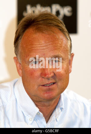 Sean O'Driscoll, directeur de New Nottingham Forest, est dévoilé aux médias lors de la conférence de presse à la City Ground, Nottingham. Banque D'Images