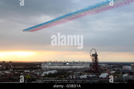 Les flèches rouges effectuent un flipper au-dessus du parc olympique de Londres avant la cérémonie d'ouverture des Jeux Olympiques de Londres 2012. Banque D'Images