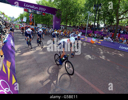 Bradley Wiggins, en Grande-Bretagne, mène le peloton dans le centre commercial du centre de Londres au début de la course sur route pour hommes. Banque D'Images