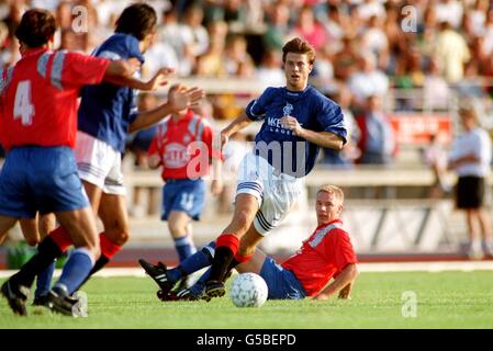 Football - amical - Rangers contre Hvidovre.Brian Laudrup, des Rangers, passe devant un défenseur de Hvidovre Banque D'Images