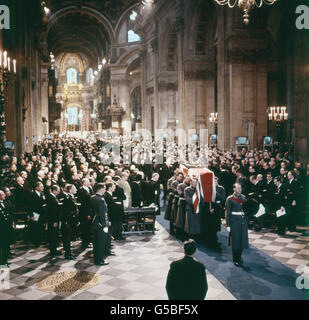 Porté par les Guardmen, le cercueil de Sir Winston Churchill quitte la cathédrale Saint-Paul, à Londres, après ses funérailles. Banque D'Images