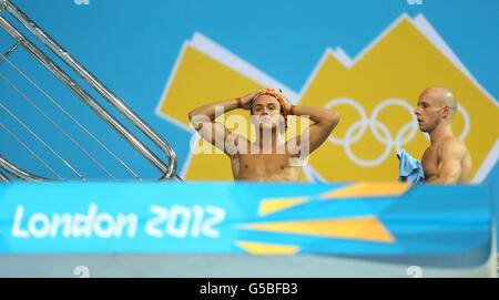 Tom Daley (à gauche) et Peter Waterfield en Grande-Bretagne lors de la compétition de la plate-forme de 10 m synchronisée pour hommes au centre aquatique du parc olympique pendant la troisième journée des Jeux Olympiques de Londres 2012. Banque D'Images