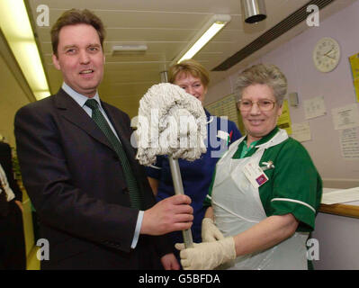 Alan Milburn, secrétaire d'État à la Santé de Ward Orderly Teresa Deabrue, dans le quartier Garrett Anderson de l'hôpital Royal Free à Hampstead, suite à l'annonce du gouvernement sur les normes d'hygiène des hôpitaux. *...les escadrons de l'hygiène doivent être envoyés à 10 hôpitaux en Angleterre après qu'ils ont échoué les inspections gouvernementales des normes de nettoyage. Les 10 ont été aujourd'hui nommés et honte dans le cadre d'un nettoyage de 30 millions de NHS. Banque D'Images