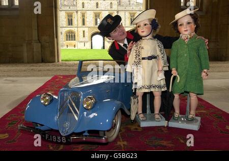 Directeur général Claude Bikoro (L) et Livery porter John Emery avec des poupées en porcelaine uniques de la collection royale. France (L), Marianne et une miniature Citroën 7B ont été présentées au roi George VI et à la reine Elizabeth. * pour la Reine et la princesse Margaret, à l'occasion de la visite d'État en France en 1938. Les poupées et la voiture ont été réunies au château de Windsor après cinquante ans de séparation. Banque D'Images