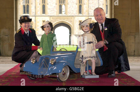 Directeur général Claude Bikoro (L) et Livery porter John Emery avec des poupées en porcelaine uniques de la collection royale. France (L), Marianne et une miniature Citroën 7B ont été présentées au roi George VI et à la reine Elizabeth. * pour la Reine et la princesse Margaret, à l'occasion de la visite d'État en France en 1938. Les poupées et la voiture ont été réunies au château de Windsor après cinquante ans de séparation. Banque D'Images