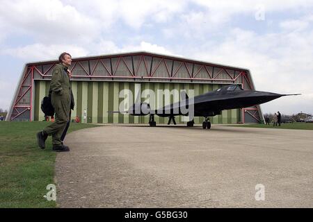 Graham Brown un bénévole au Duxford Air Museum passe devant la SR-71 Blackbird.L'avion espion américain le plus secret est le dernier ajout à la collection d'avions historiques à la section aviation du Musée impérial de la guerre au musée de Cambridge.* l'avion en spectacle à Duxford a volé pour la dernière fois il y a 12 ans.En 1976, il a établi un record mondial d'altitude pour un vol horizontal soutenu à 85,069 pieds. Banque D'Images