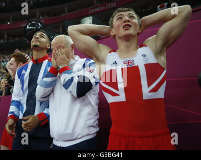La Grande-Bretagne l'équipe réagit après l'équipe s'est déplacé vers le bas de l'argent au bronze sur la suite examen pendant la gymnastique artistique par équipe à la finale des Jeux Olympiques d'été 2012, le lundi 30 juillet 2012, à Londres. Après avoir passé environ cinq minutes aux juges d'examiner trois fois champion du monde, Kohei Uchimura sur le cheval d'arçons, son score a été révisé et le Japon a obtenu la médaille d'argent avec la Grande-Bretagne se déplacé vers le bas pour le bronze. (AP Photo/Matt Dunham) Banque D'Images