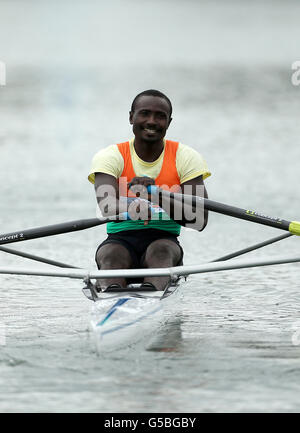 Jeux Olympiques de Londres - jour 4.Hamadou Djibo Issaka du Niger sourit à la foule alors qu'il finit dans les sculpts individuels des hommes au cours du quatrième jour des Jeux Olympiques de Londres 2012. Banque D'Images