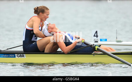 Helen Glover (à gauche) et Heather Stanning, en Grande-Bretagne, célèbrent la victoire de l'or lors de la finale féminine à Eton Dorney Lake, à Londres. Banque D'Images