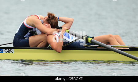 Helen Glover (à gauche) et Heather Stanning, en Grande-Bretagne, célèbrent la victoire de l'or lors de la finale féminine à Eton Dorney Lake, à Londres. Banque D'Images